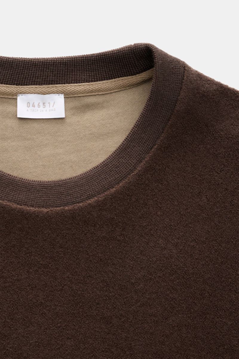 04651/ A trip in a bag Rundhalspullover dunkelbraun, Detailaufnahme von oben, samtige Fleece-Textur, Woll-Baumwollmix, Rundhalsausschnitt, Rippbündchen, Weblabel.