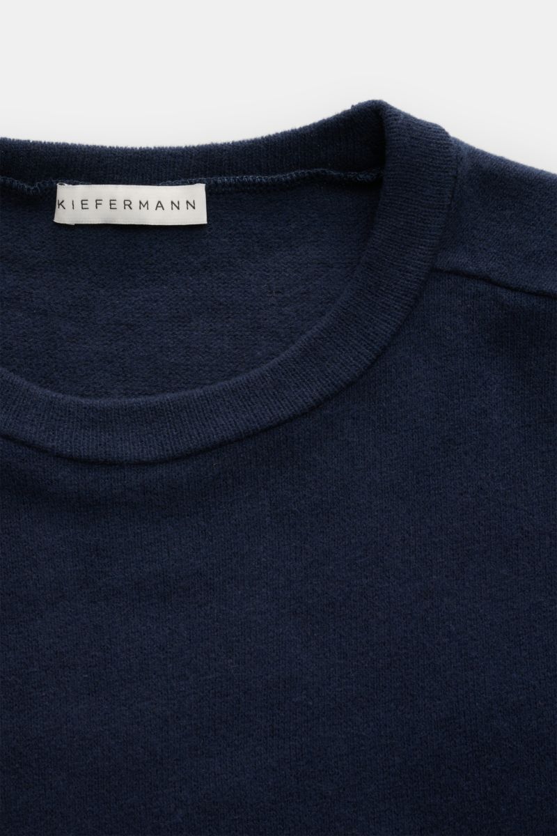 Nahaufnahme des Kiefermann Rundhals-Sweatshirt 'Eugeno' navy von oben, zeigt weiche Struktur, Rundhalsausschnitt, offene Saumkanten.