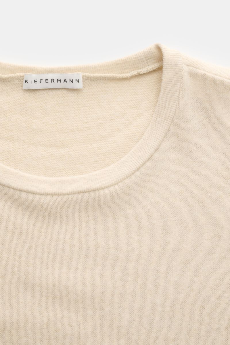 Nahaufnahme des Kiefermann Rundhals-Sweatshirt 'Neal' sand von oben, Slim Fit, Baumwolle-Microfaser-Mix, weiche Innenseite, offene Saumkanten.