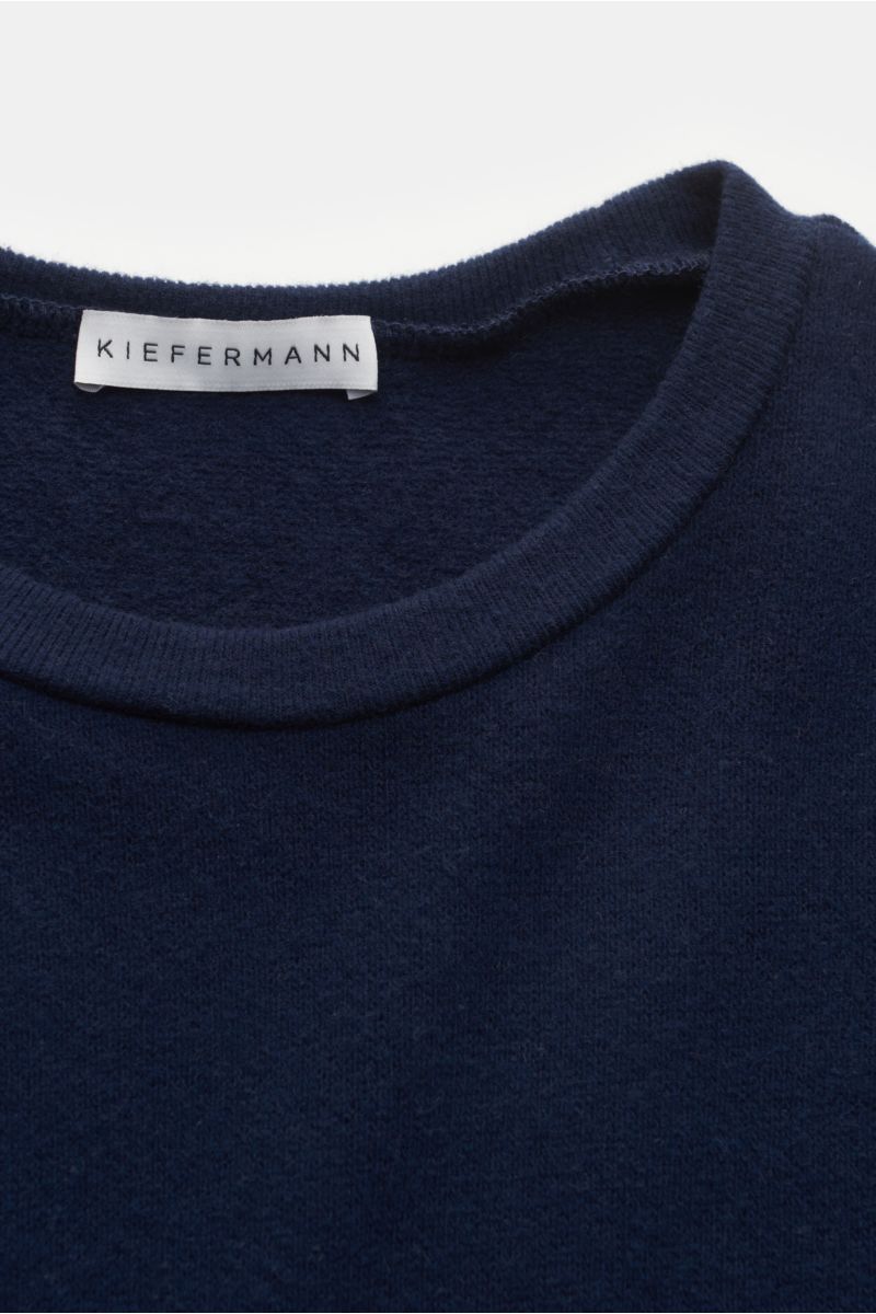 Nahaufnahme des Kiefermann Rundhals-Sweatshirts 'Neal' navy, Slim Fit, leichte Baumwoll-Microfaser, weicher Griff, offene Saumkanten.