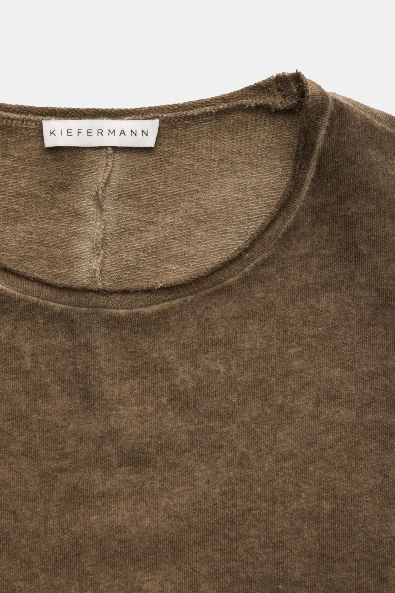 Kiefermann Rundhals-Sweatshirt 'Achko' dark olive meliert, Nahaufnahme von Rundhalsausschnitt und offener Kante, leichte Sweat-Qualität, Slim Fit.