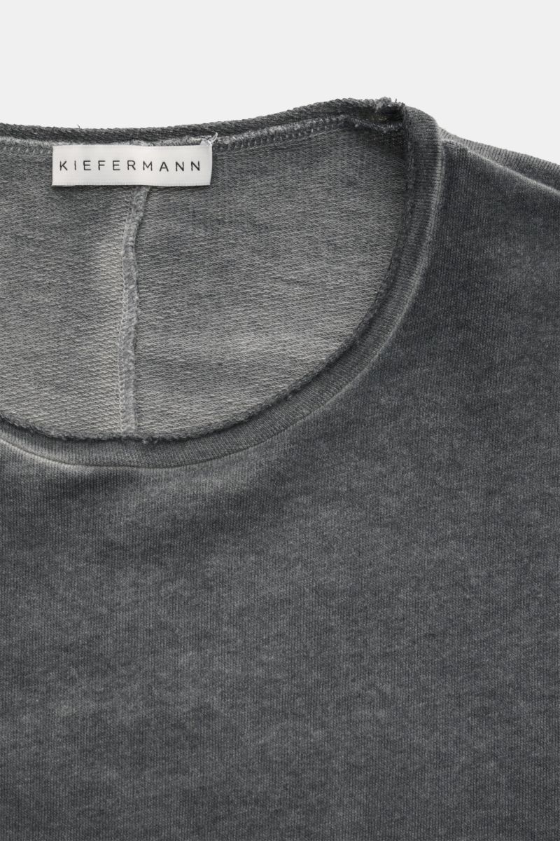 Kiefermann Rundhals-Sweatshirt 'Achko' dunkelgrau meliert, Nahaufnahme von Rundhalsausschnitt, offene Kanten, Slim Fit, garment dyed Baumwolle.