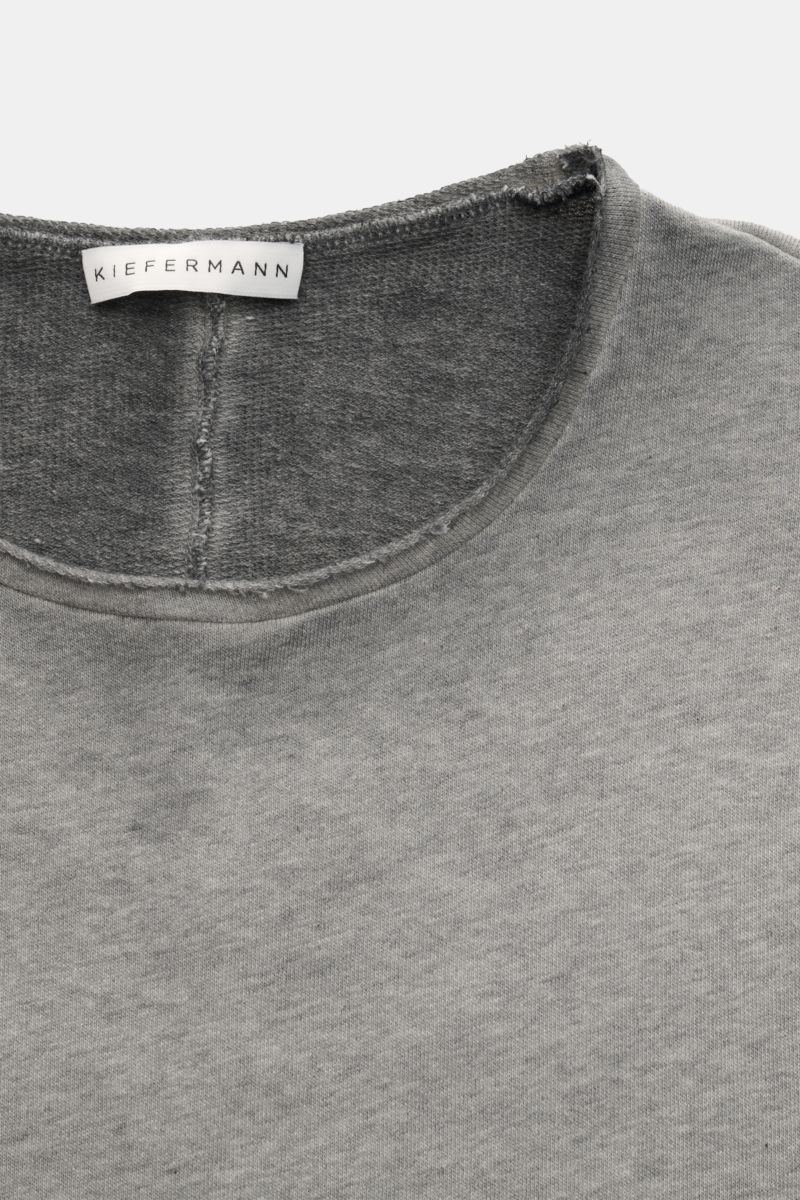 Nahaufnahme des Kiefermann Rundhals-Sweatshirt 'Achko' hellgrau meliert von oben, weiche Baumwolle, offene Kanten, Slim Fit, leichte Sweat-Qualität.