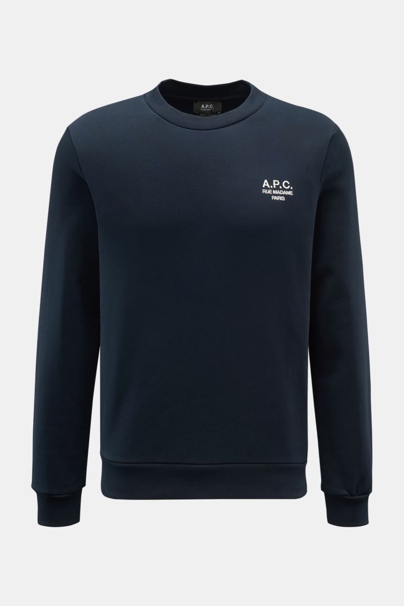 A front view of the A.P.C. Rundhals-Sweatshirt 'Standard Rue Madame' navy, a slim fit sweatshirt made of slightly stretchy cotton with soft inner side, ribbed cuffs, round neckline, and a contrasting logo stitch on the chest. Streetwear mit französischem 