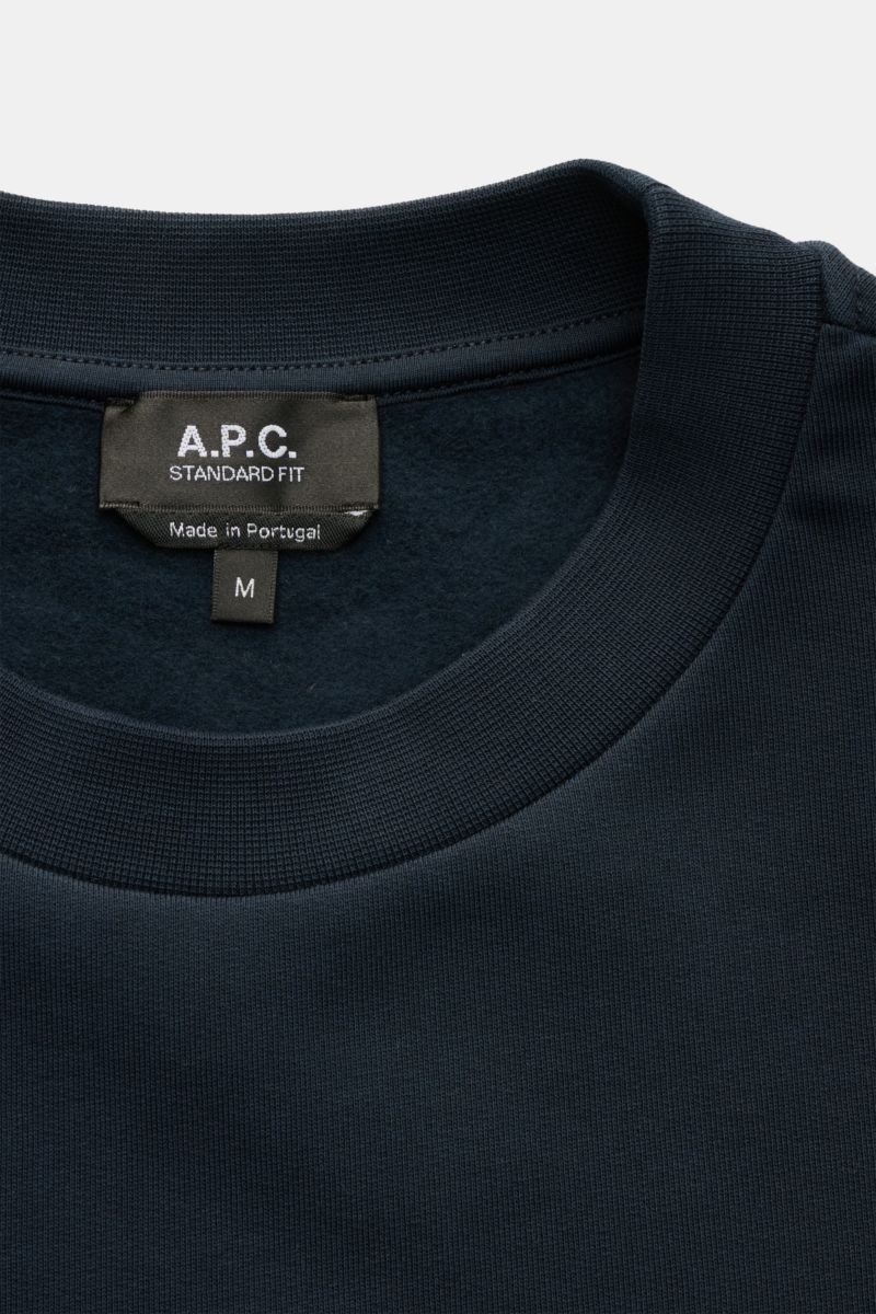 Close-up front view of the A.P.C. Rundhals-Sweatshirt 'Standard Rue Madame' navy, showing the ribbed crew neckline and label. Streetwear mit französischem Flair: Das minimalistische Sweatshirt 'Standard Rue Madame' von A.P.C. aus leicht elastischem Baumwo