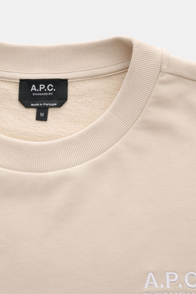 A.P.C. Rundhals-Sweatshirt 'Standard Rue Madame' sand, Detailaufnahme von oben, Baumwoll-Sweat mit weichem Griff und Logo-Stitching.