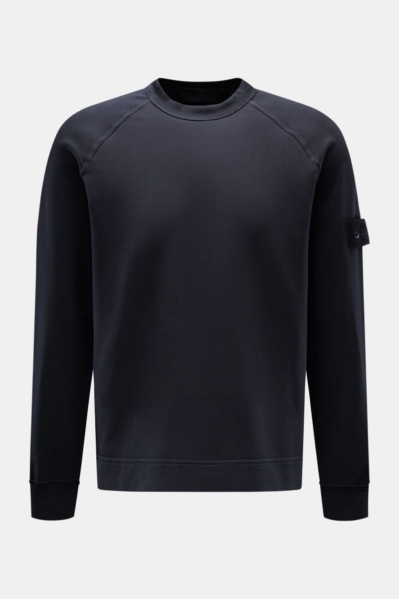 Stone Island Sweatshirt 'Ghost Piece' navy, frontal fotografiert, aus elastischer Baumwolle mit Raglanärmeln, Rundhals, tonalem Kompass-Badge und komfortablen Bündchen.