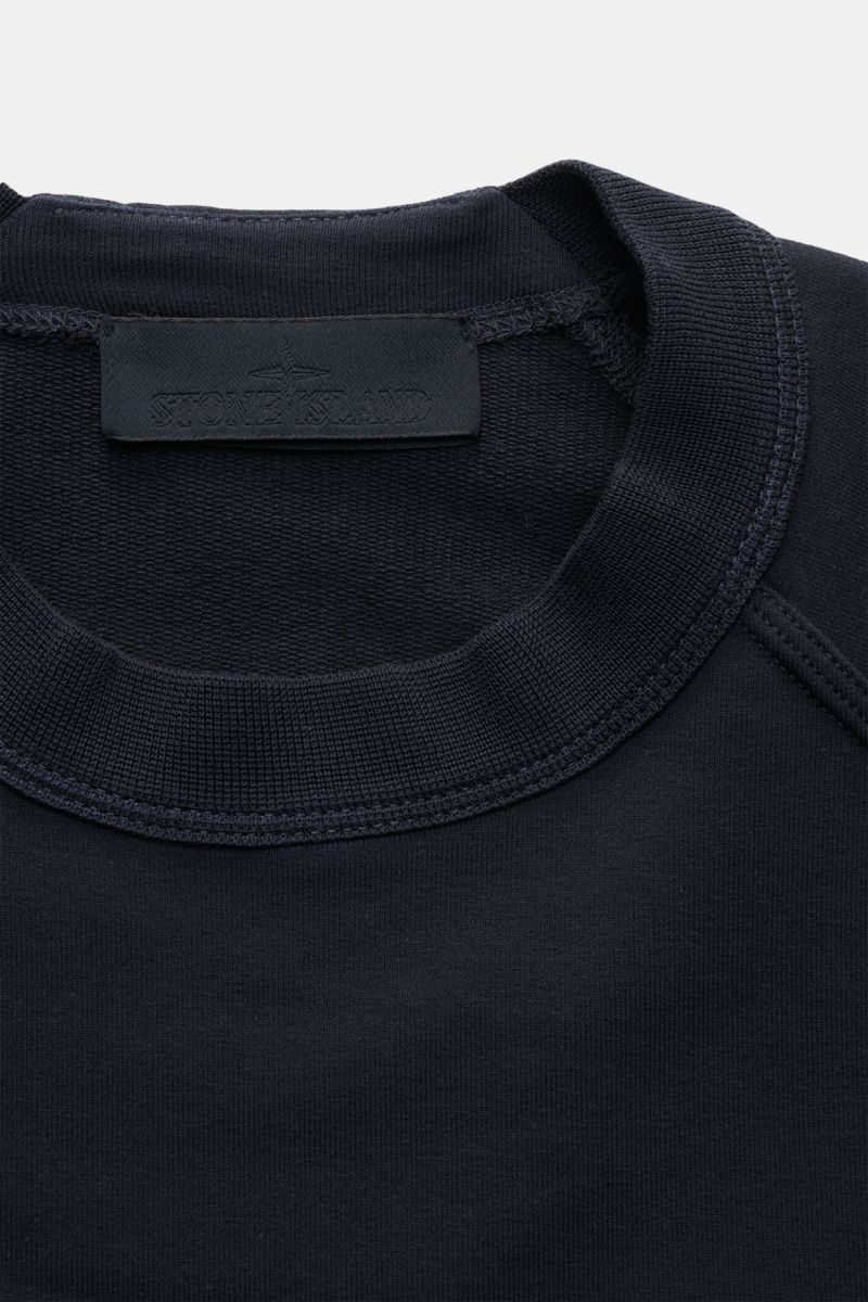 Stone Island Sweatshirt 'Ghost Piece' navy aus elastischer Baumwolle mit Rundhalsausschnitt, Raglanärmeln und tonalem Kompass-Badge, Detailfoto von oben.
