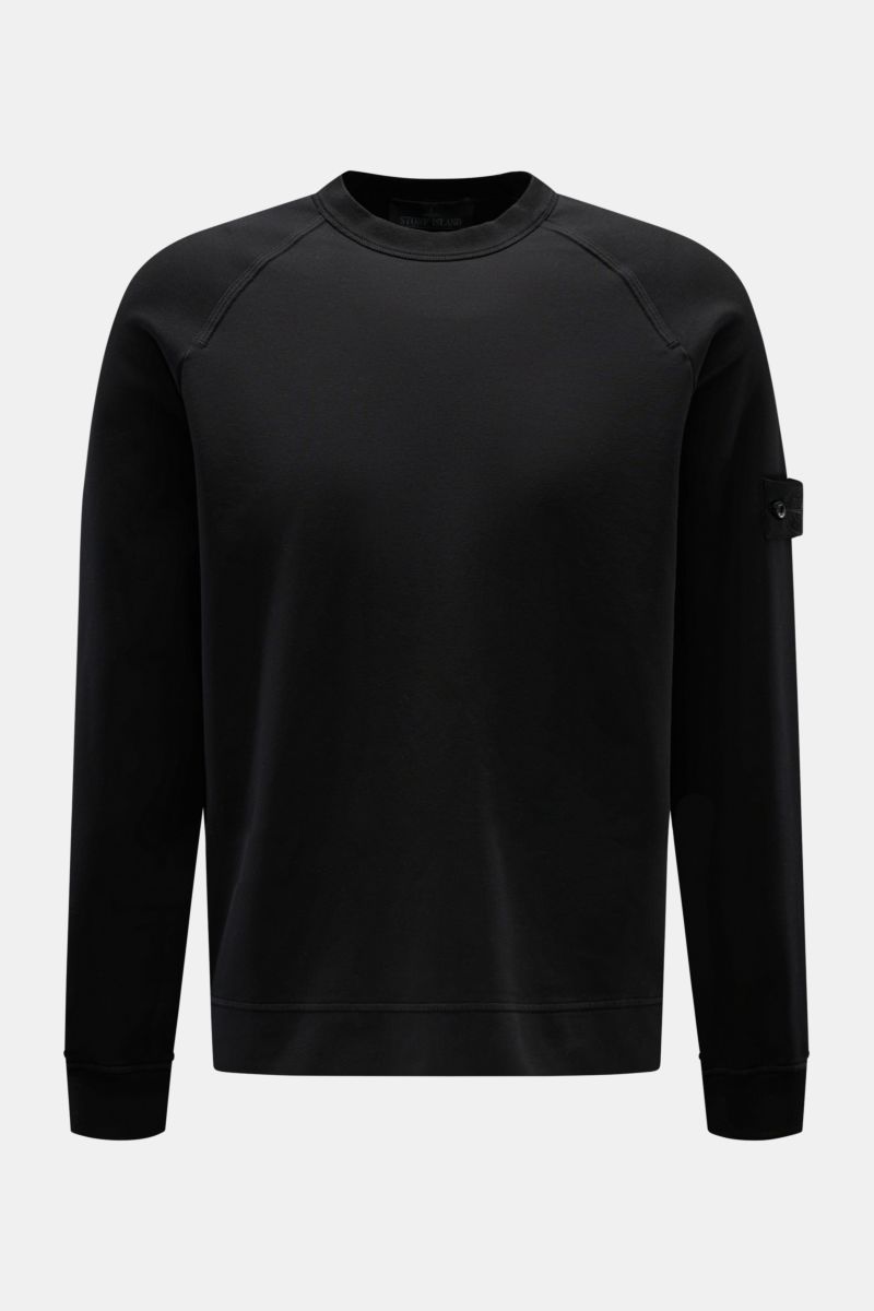 Stone Island Sweatshirt 'Ghost Piece' schwarz, frontal fotografiert, aus elastischer Baumwolle mit tonalem Kompass-Badge am Ärmel, Rundhalsausschnitt, Raglanärmel, Regular Fit.
