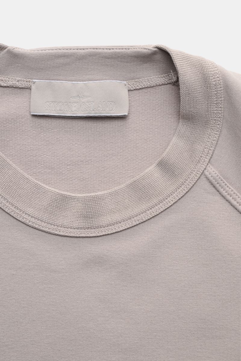 Stone Island Sweatshirt 'Ghost Piece' grau in Nahaufnahme von oben, Rundhalsausschnitt, Baumwolle, elastisch, Kompass-Badge am Ärmel