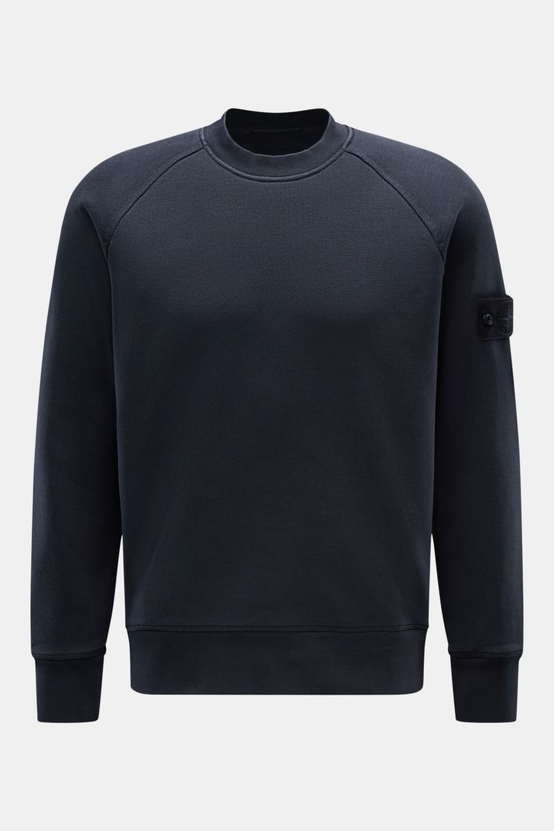 Stone Island Rundhals-Sweatshirt 'Ghost Piece' navy shown from the front, cotton sweatshirt with raglan sleeves, tonal compass badge, and ribbed cuffs. Zeitloses Basic Piece: Das sportive Sweatshirt aus der 'Ghost' Capsule Collection von STONE ISLAND w