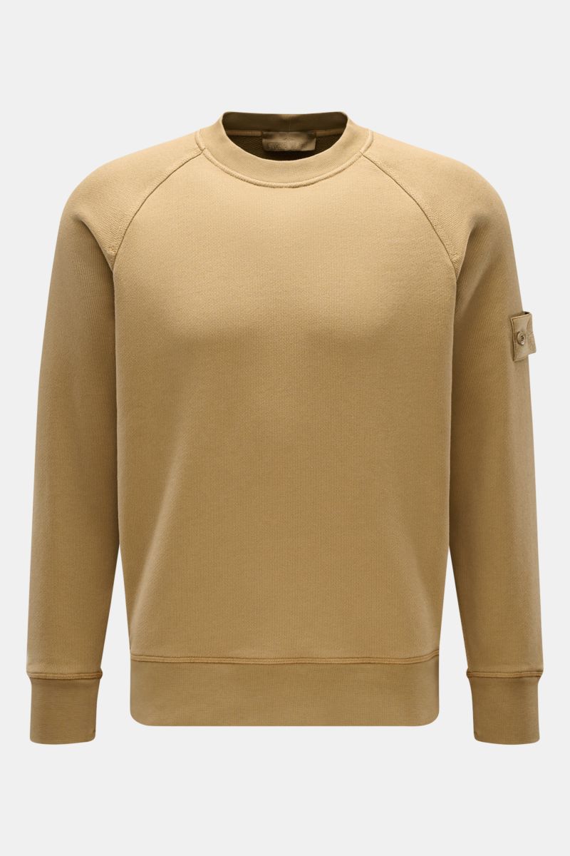Stone Island Rundhals-Sweatshirt 'Ghost Piece' hellbraun, frontale Ansicht, Baumwolle, Regular Fit, Raglanärmel, tonales Kompass-Badge, Rippbündchen.