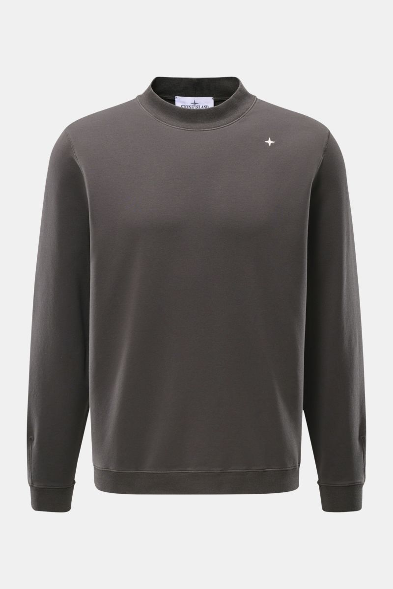 Stone Island Crew neck sweatshirt 'Stellina' anthracite shown from the front, soft stretchy cotton, regular fit, subtle Stellina stitching.

Understated aesthetic meets precision: The sweatshirt 'Stellina' in stretchy cotton by STONE ISLAND creates a d