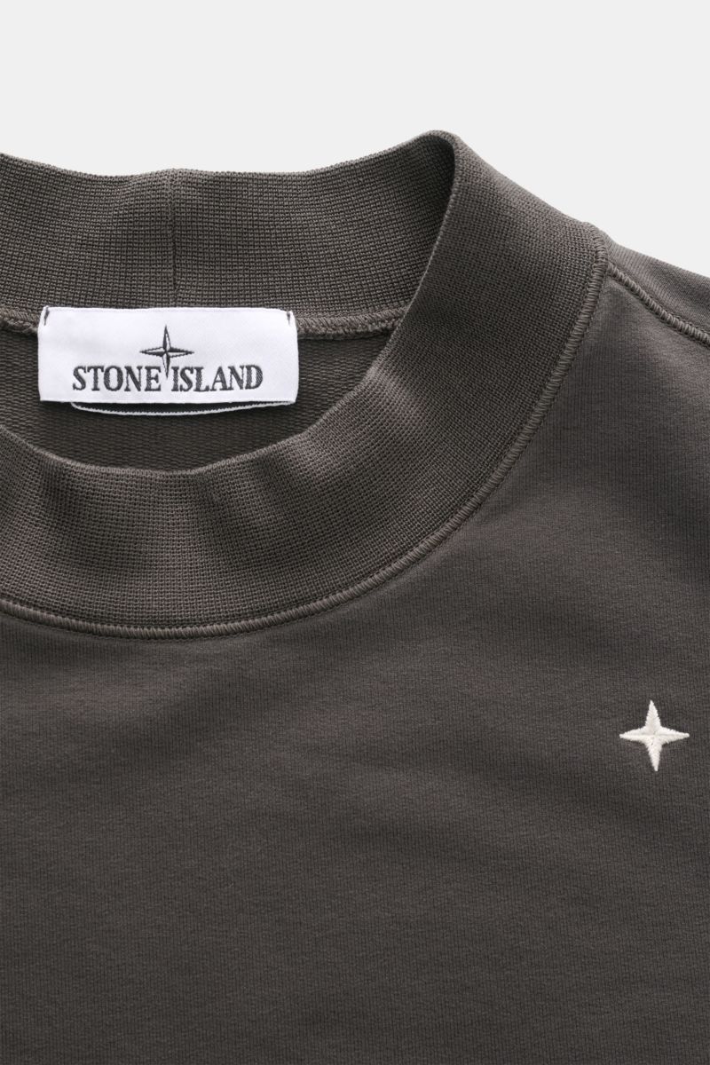 Stone Island Crew neck sweatshirt 'Stellina' anthracite shown from a top-front close-up, featuring stretchy cotton fabric and subtle Stellina stitching. 

Understated aesthetic meets precision: The sweatshirt 'Stellina' in stretchy cotton by STONE ISLA