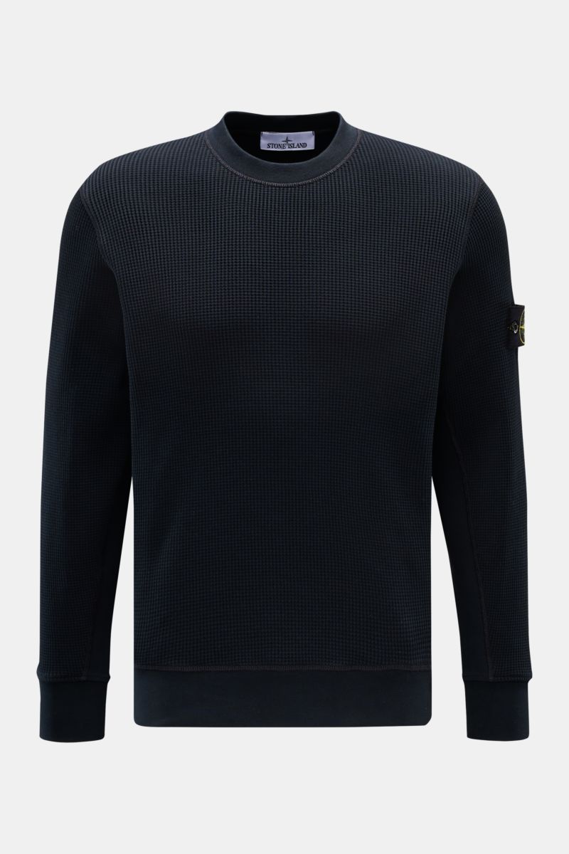 Stone Island Rundhalspullover 'Waffle' navy shown from the front on a plain background, slim fit with waffle knit cotton, round neckline, compass badge on upper arm, cuffs and inserts made of sweat fabric. Basic Piece mit Twist: Dieser Pullover im Waff