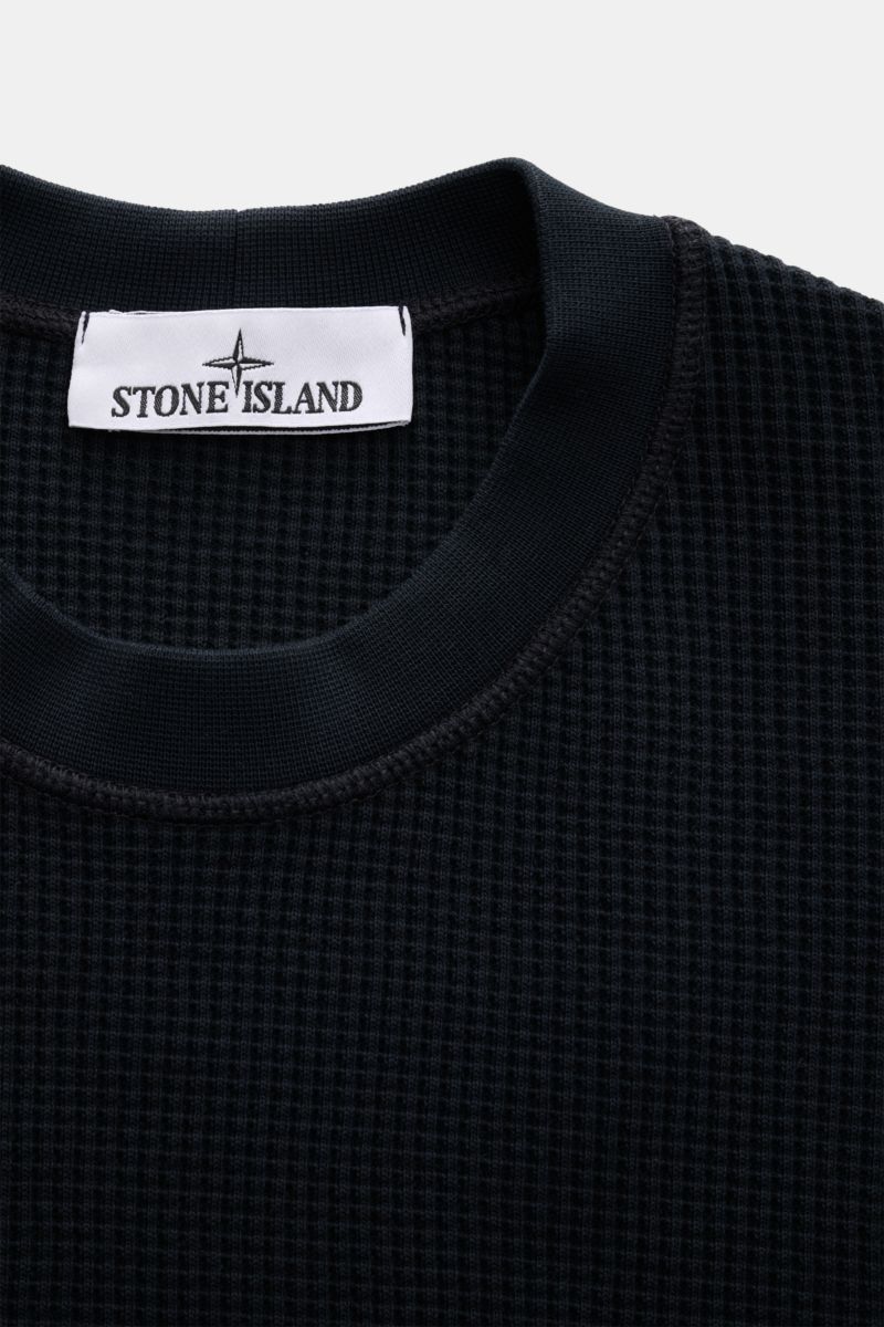 Stone Island Rundhalspullover 'Waffle' navy shown from above, featuring waffle knit texture and ribbed crew neckline.  
Basic Piece mit Twist: Dieser Pullover im Waffelstrick von STONE ISLAND wird zur idealen Grundlage moderner Freizeitlooks und lässt 