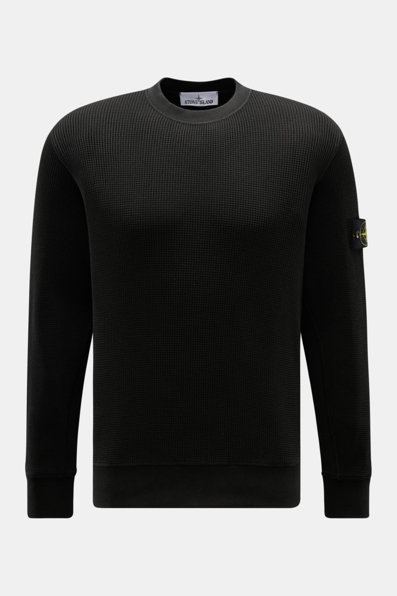 Front view of Stone Island Rundhalspullover 'Waffle' schwarz, a black slim fit crewneck sweater with waffle knit texture and compass badge on upper arm.

Description:  
Basic Piece mit Twist: Dieser Pullover im Waffelstrick von STONE ISLAND wird zur id