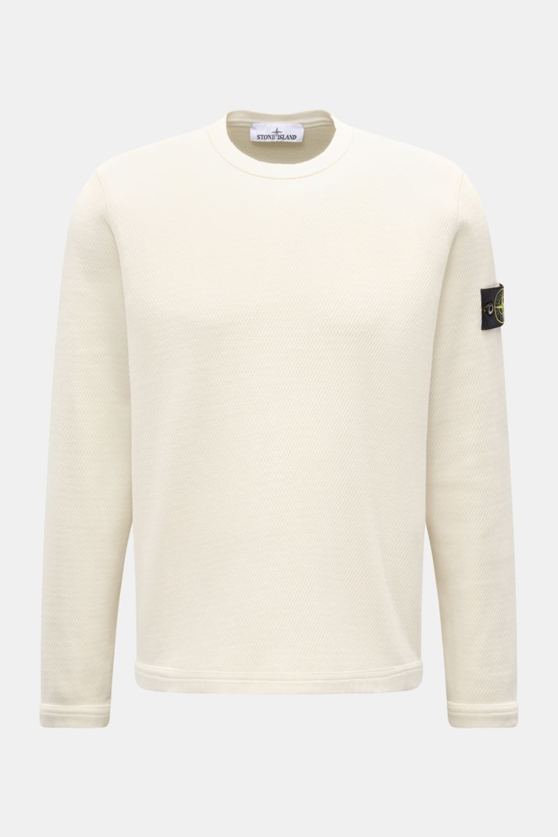 Stone Island Rundhalspullover creme, frontale Nahaufnahme, reine Baumwolle, strukturierte Jersey-Qualität, Overlock-Nähte, Kompass-Badge am Oberarm.
