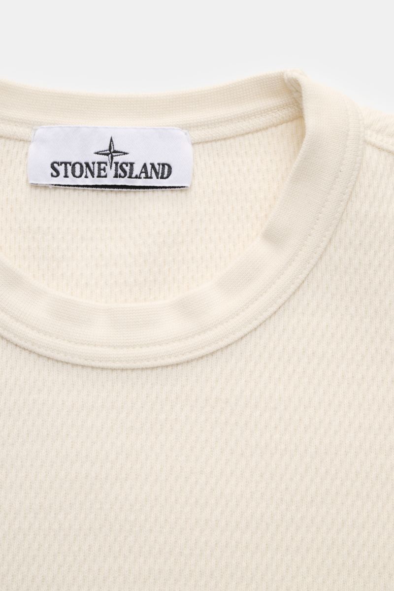 Stone Island Rundhalspullover creme in Frontansicht, strukturierte Jersey-Qualität, Rundhalsausschnitt, Overlock-Nähte, Kompass-Badge am Oberarm.