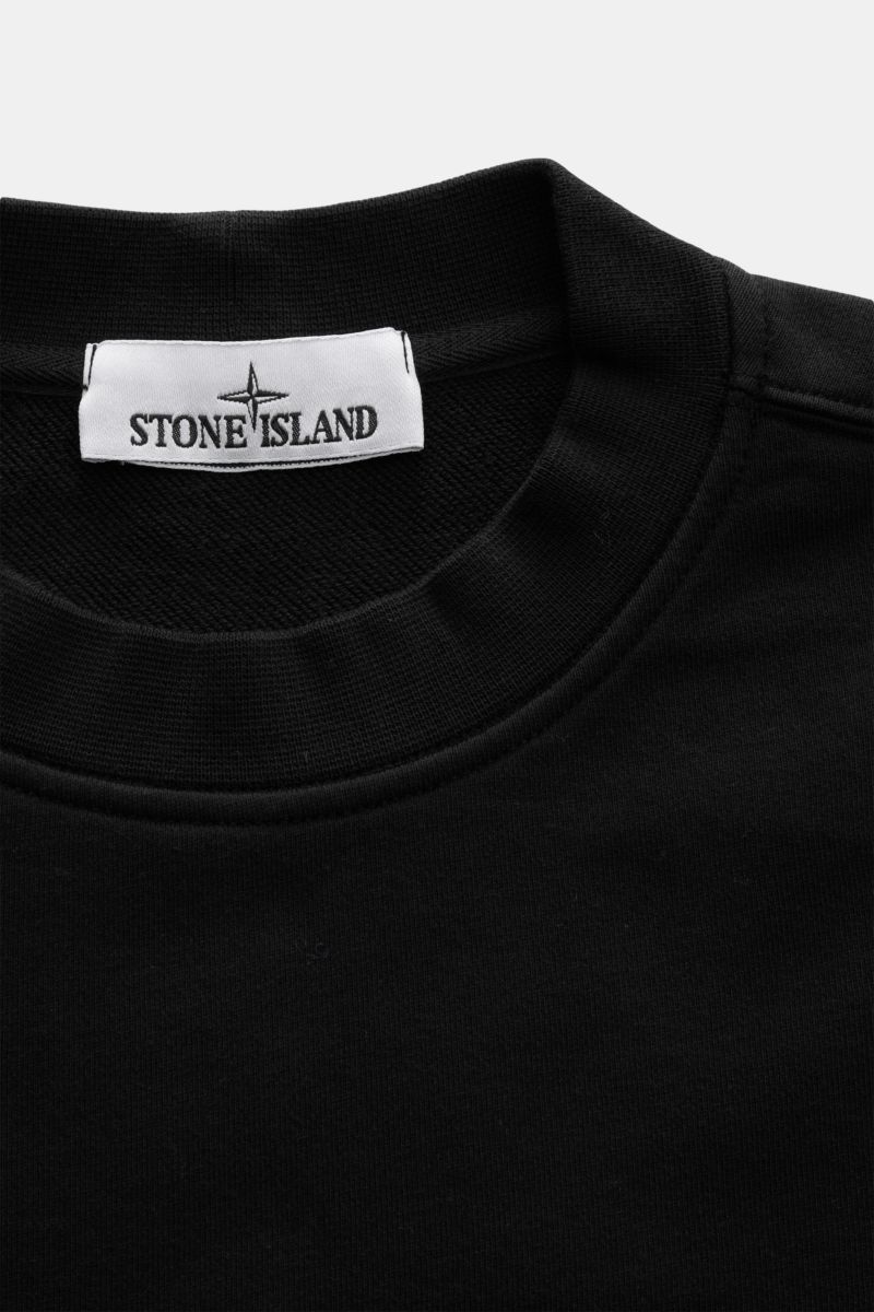 Stone Island Rundhals-Sweatshirt 'Print' schwarz, Detailansicht von oben, Baumwolle, weicher Griff, Regular Fit, Rippbündchen, Logo-Print.