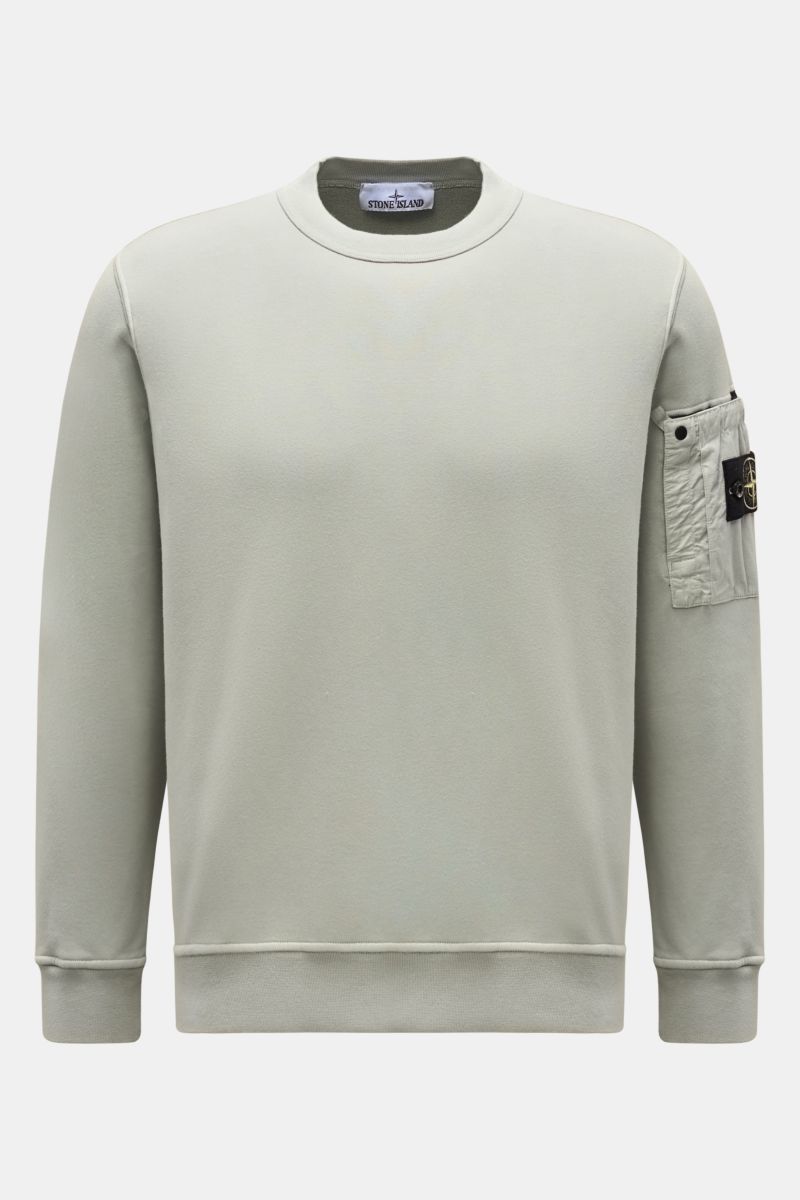 Stone Island Rundhals-Sweatshirt 'Seasonal Pocket' salbei, frontale Nahaufnahme, Regular Fit, reine Baumwolle, weicher Griff, Tasche mit Kompass-Badge am Oberarm, Rippbündchen.