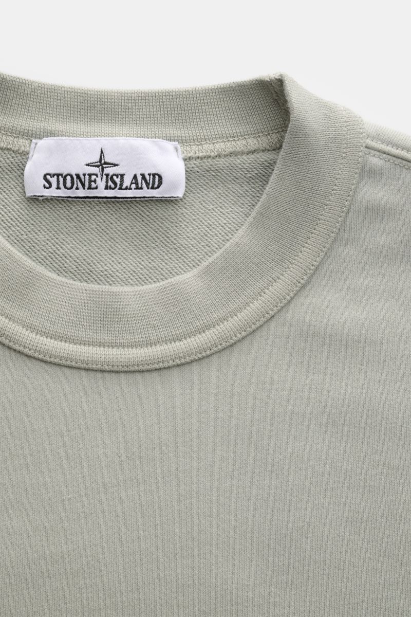 Stone Island Rundhals-Sweatshirt 'Seasonal Pocket' salbei, Nahaufnahme von Rundhalsausschnitt, weicher Baumwollstoff, Regular Fit, Rippbündchen, Kompass-Badge am Oberarm, zeitloses Basic Piece.