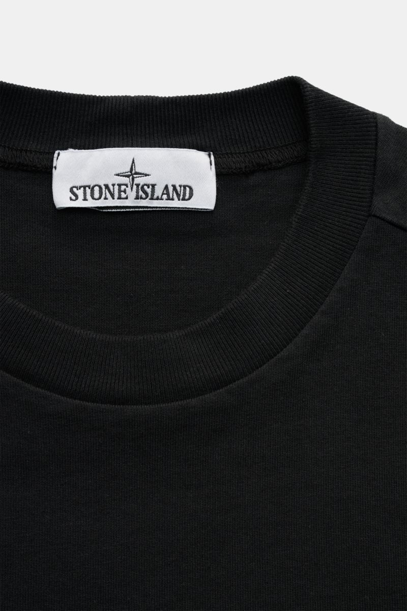 Close-up front view of Stone Island Long sleeve black crew neck sweatshirt showing ribbed collar and label.

With this crew neck long sleeve in heavy cotton jersey with compass badge on the sleeve, STONE ISLAND brings us a comfortable basic for cool ca