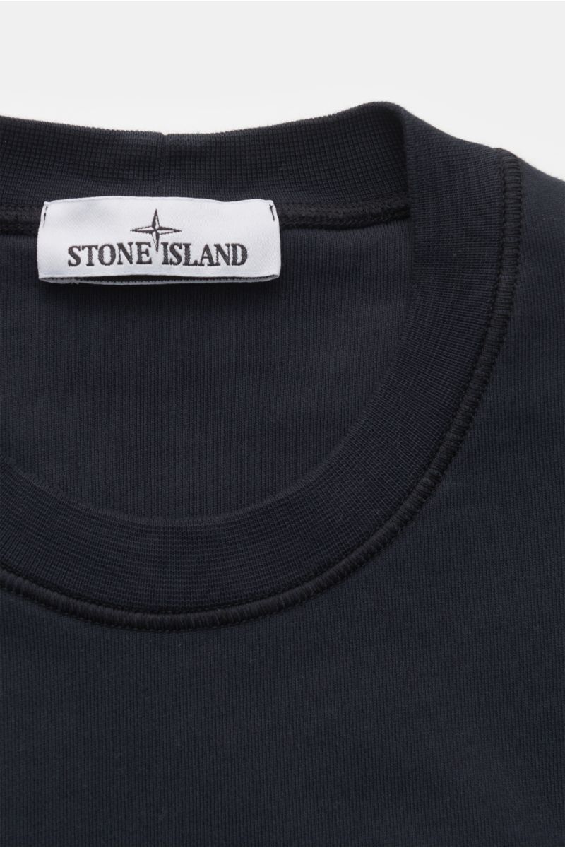 Stone Island Rundhals-Sweatshirt 'Basic Sweat' navy, Nahaufnahme des Rundhalsausschnitts mit Etikett, Baumwolle, weicher Griff, Regular Fit.
