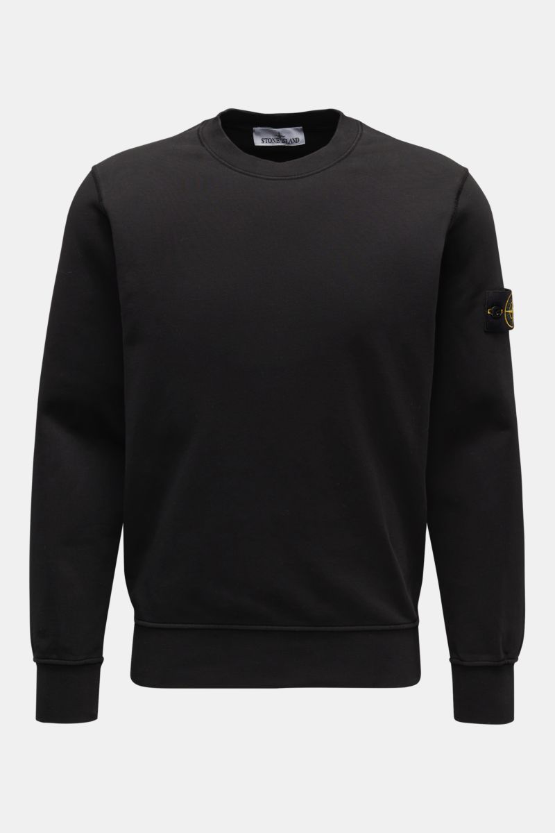 Front view of Stone Island Rundhals-Sweatshirt 'Basic Sweat' schwarz, a black cotton sweatshirt with a round neckline, regular fit, soft touch, ribbed cuffs, and a compass badge on the upper arm.

Description: Zeitloses Basic Piece: Das sportive Sweats