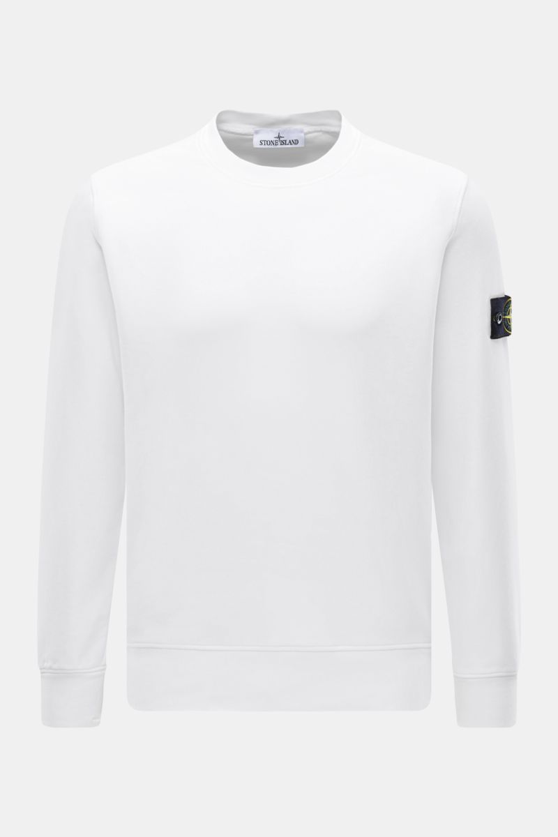 Front view of Stone Island Rundhals-Sweatshirt 'Basic Sweat' weiß, a white cotton sweatshirt with round neckline, regular fit, soft touch, ribbed cuffs, and compass badge on upper sleeve.

Description:
Zeitloses Basic Piece: Das sportive Sweatshirt von