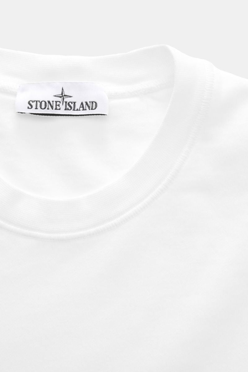 Close-up front view of Stone Island Rundhals-Sweatshirt 'Basic Sweat' weiß showing white cotton fabric and brand label on collar.

Description: Zeitloses Basic Piece: Das sportive Sweatshirt von STONE ISLAND wird zur idealen Grundlage legerer Freizeitl