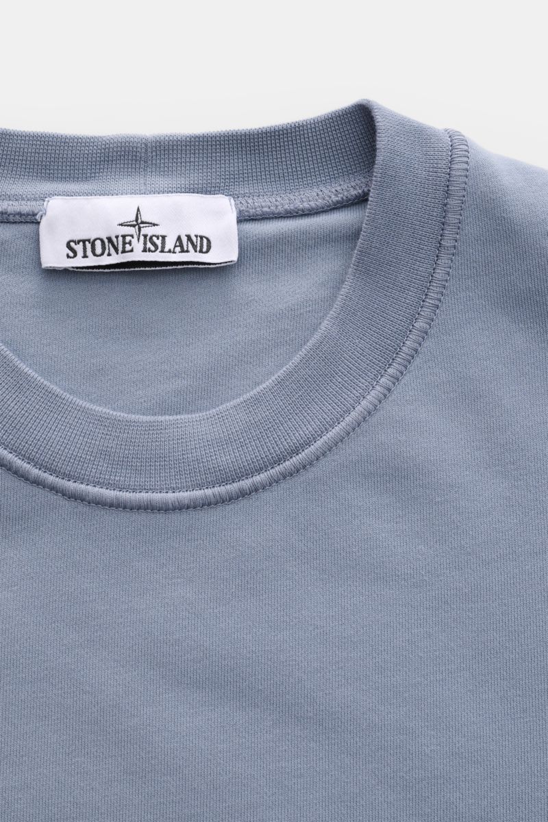 Stone Island Rundhals-Sweatshirt 'Basic Sweat' rauchblau, Nahaufnahme von Kragen und Label, weicher Baumwollstoff, Regular Fit, Rippbündchen, Kompass-Badge am Oberarm.