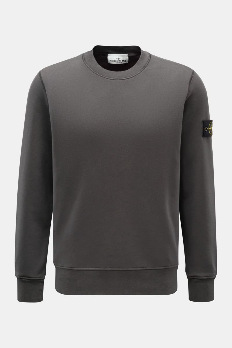 Stone Island Rundhals-Sweatshirt 'Basic Sweat' dunkelgrau, frontale Aufnahme, reine Baumwolle, weicher Griff, Regular Fit, Kompass-Badge am Oberarm.