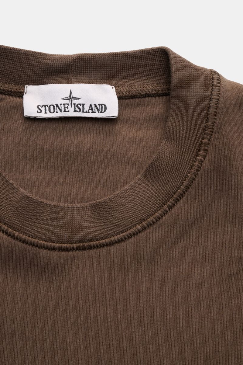 Stone Island Rundhals-Sweatshirt 'Basic Sweat' graubraun, Nahaufnahme des Rundhalsausschnitts und Markenlabels, weicher Baumwollstoff.