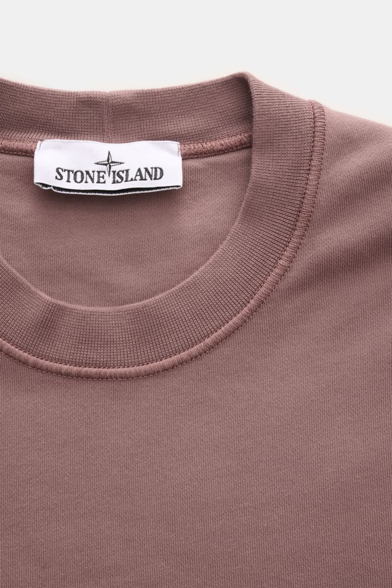 Close-up front view of Stone Island Rundhals-Sweatshirt 'Basic Sweat' flieder showing round neckline and label.

Zeitloses Basic Piece: Das sportive Sweatshirt von STONE ISLAND wird zur idealen Grundlage legerer Freizeitlooks und avanciert zum vielseit