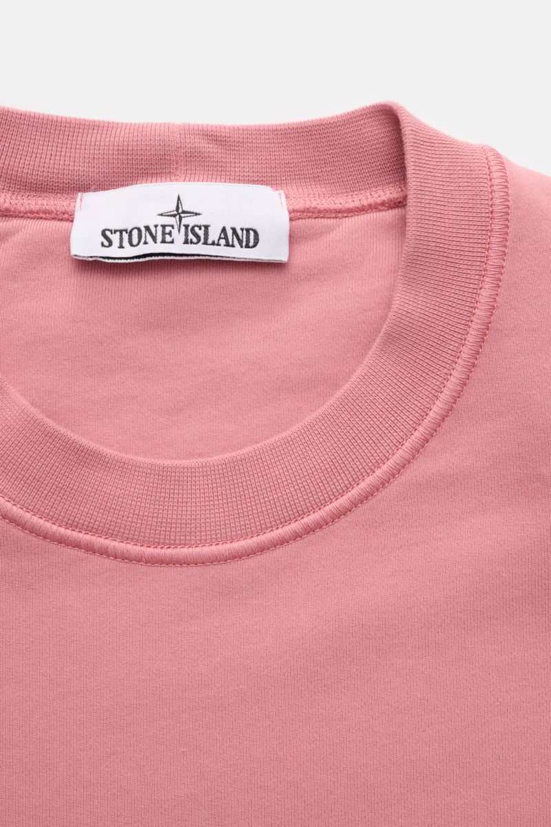 Stone Island Rundhals-Sweatshirt 'Basic Sweat' rosé, Detailaufnahme von Rundhalsausschnitt, reiner Baumwolle, weicher Griff, Regular Fit, Kompass-Badge am Oberarm, Rippbündchen.