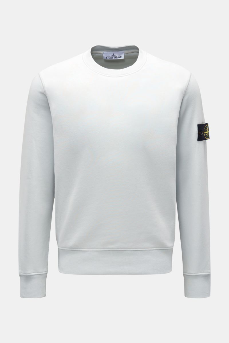 Front view of Stone Island Rundhals-Sweatshirt 'Basic Sweat' pastellblau, a pastel blue cotton sweatshirt with crew neck, regular fit, ribbed cuffs, and compass badge on the left arm.

Description:
Zeitloses Basic Piece: Das sportive Sweatshirt von STO