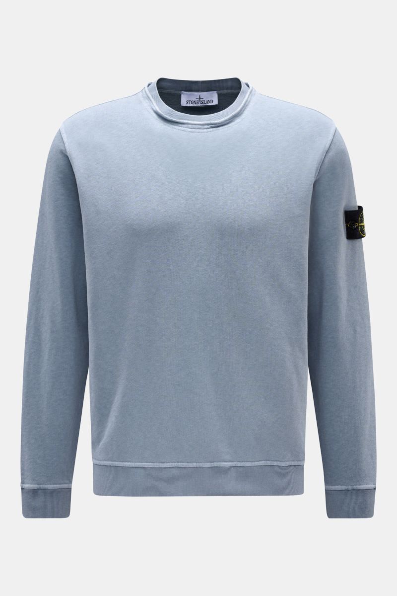 Stone Island Rundhals-Sweatshirt 'Washed Sweat' graublau, Frontansicht, Baumwolle, weicher Griff, Washed-Effekt, Nahtkante, Kompass-Badge am Ärmel.