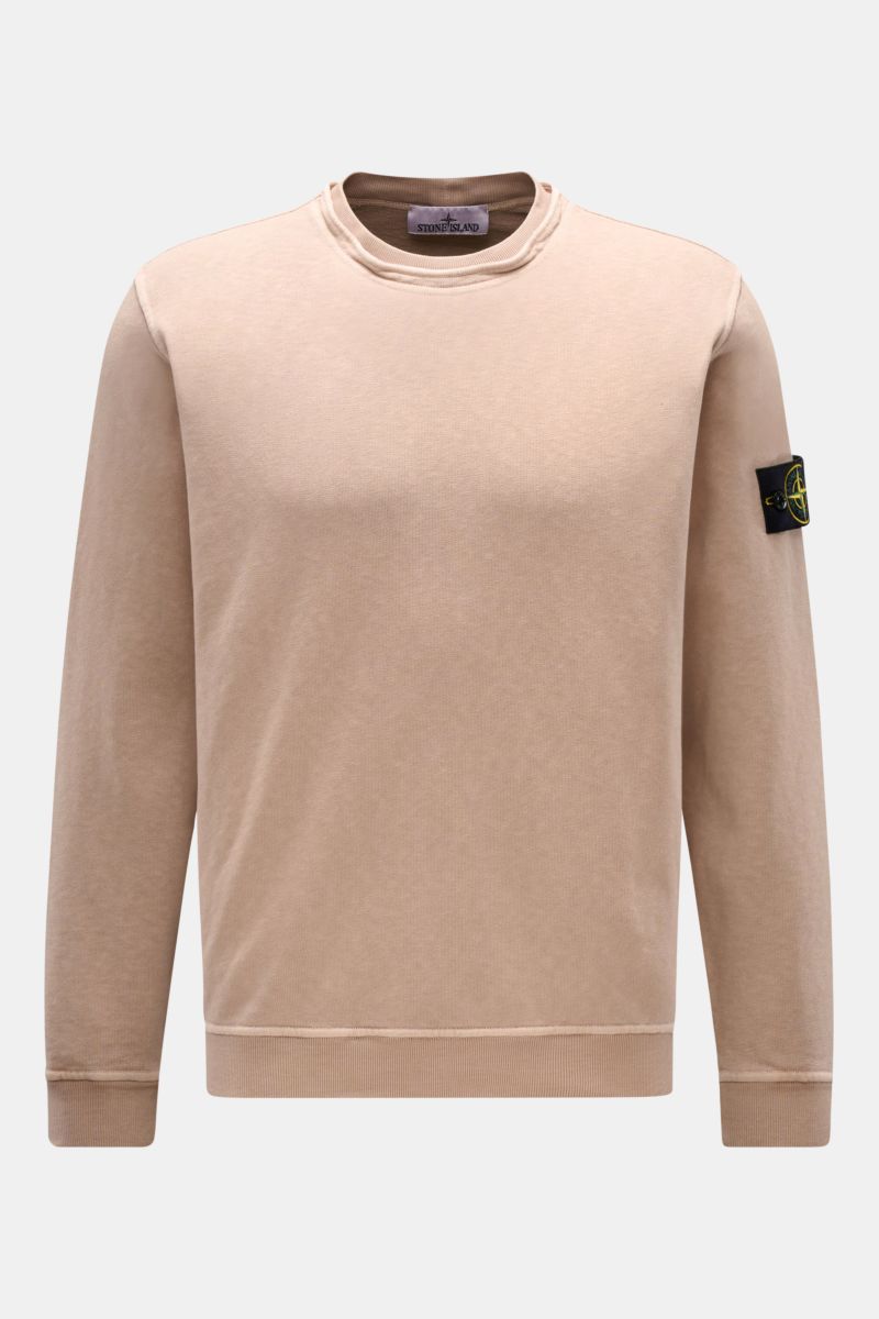 Stone Island Rundhals-Sweatshirt 'Washed Sweat' beige, frontal fotografiert, mit typischer Stückfärbung, modernem Washed-Effekt, außenliegender Nahtkante am Rundhalsausschnitt, Kompass-Badge am Oberarm, Rippbündchen, Regular Fit und weichem Baumwollstoff.