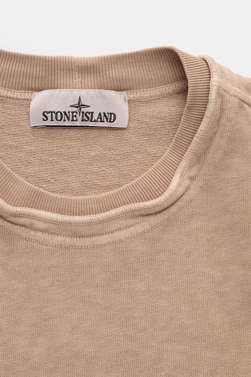 Stone Island Rundhals-Sweatshirt 'Washed Sweat' beige, Nahaufnahme von oben, weicher Baumwollstoff, Regular Fit, Nahtkante am Halsausschnitt, Kompass-Badge.