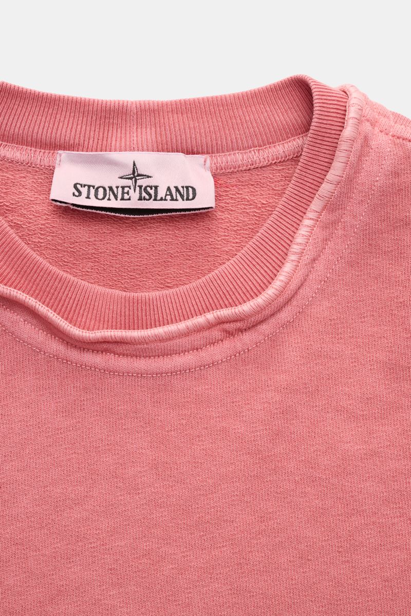 Close-up front view of Stone Island Crew neck sweatshirt 'Washed Sweat' antique pink, showing the collar with external seams and the Stone Island label.

Description: STONE ISLAND’s signature piece dyeing is used with a modern washed effect in this swe