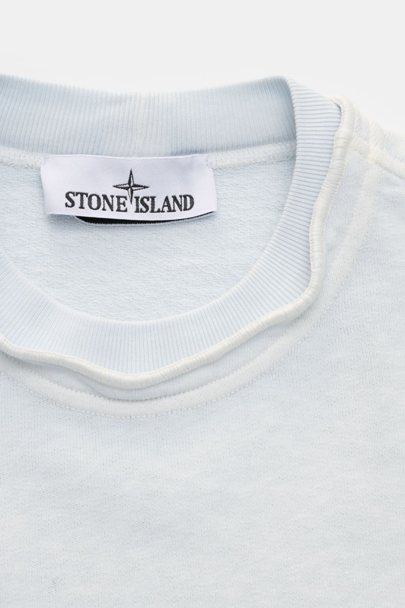 Stone Island Rundhals-Sweatshirt 'Washed Sweat' pastellblau, Detailaufnahme von oben, weicher Baumwollstoff, Washed-Effekt, Nahtkante Halsausschnitt.