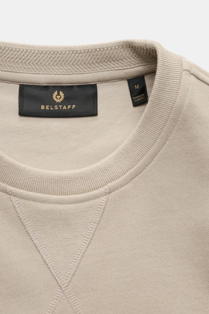Belstaff Sweatshirt beige mit Rundhalsausschnitt, V-Stitch und tonalem Weblabel, Nahaufnahme von oben mit weichem Baumwollstoff.