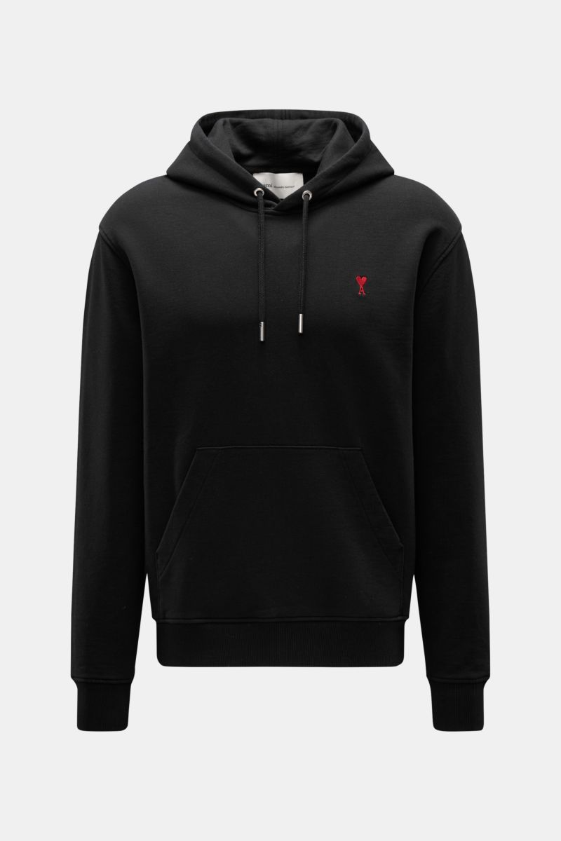 Schwarzer Ami Paris Kapuzenpullover schwarz mit Kapuze, Tunnelzug, Kängurutasche und rotem Logo-Stitching, frontale Nahaufnahme.