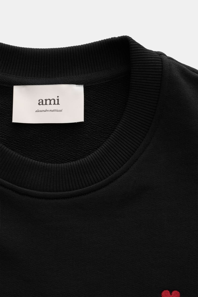 Ami Paris Rundhals-Sweatshirt schwarz, Detailaufnahme von oben, weicher Baumwollstoff, Regular Fit, Rundhalsausschnitt, Logo-Stitching, flexible Rippbündchen.