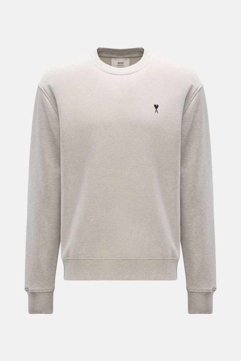 Front view of Ami Paris Sweatshirt hellgrau meliert in light grey cotton with heart stitching on the chest, round neckline, ribbed cuffs, regular fit, unisex design, and AMI stitching on the back. Ein dezentes Herz-Stitching auf der Brust verleiht dies