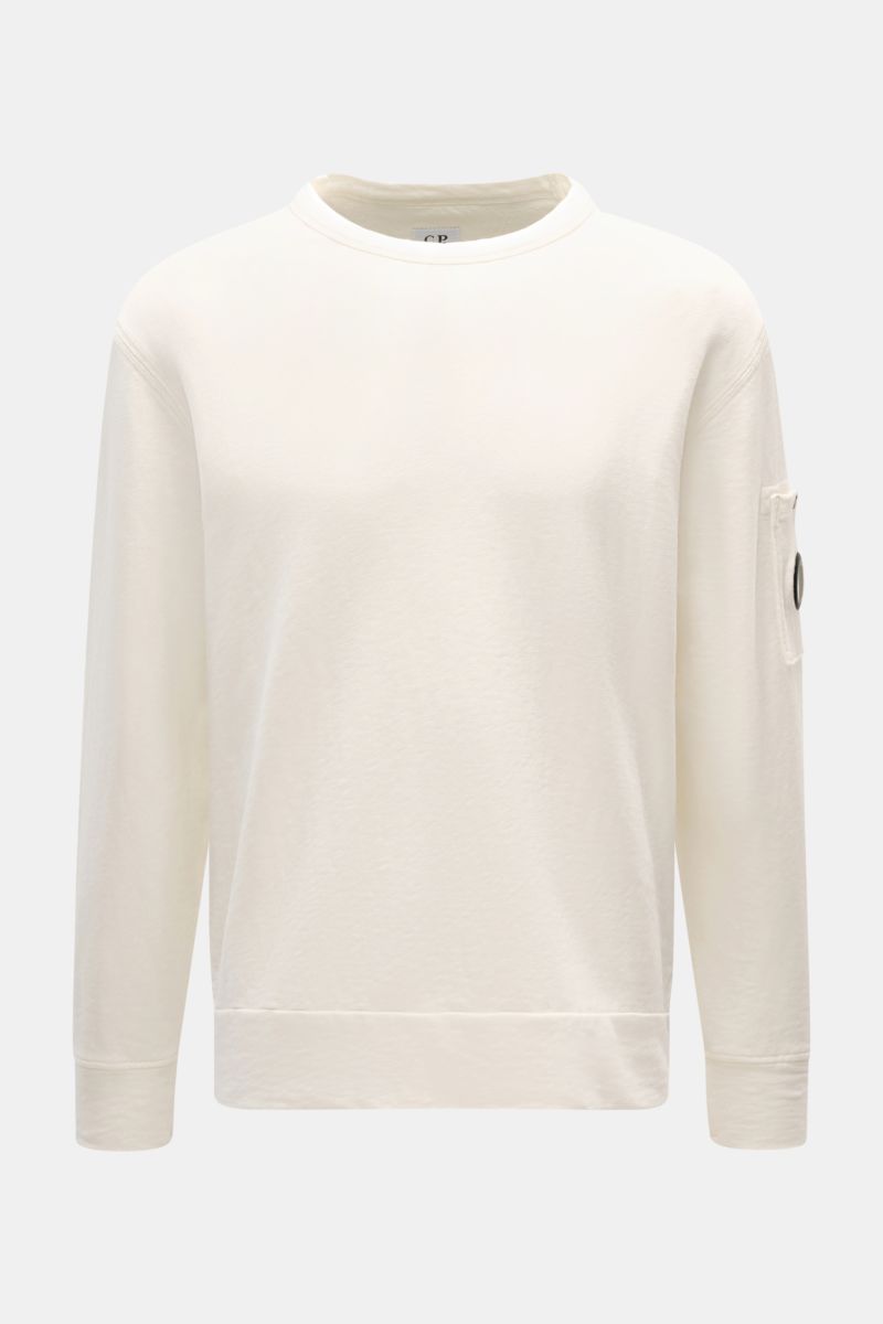C.P. Company Rundhals-Sweatshirt creme, frontale Nahaufnahme, reine Baumwolle, garment dyed, Druckknopf-Tasche am Oberarm, Rippbündchen