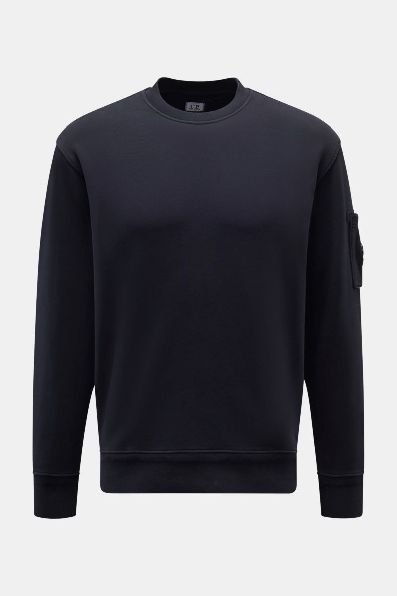 C.P. Company Sweatshirt navy, frontale Ansicht, Rundhals, reine Baumwolle, leichte Qualität, Ärmel mit Linsen-Detail-Tasche, Rippbündchen.