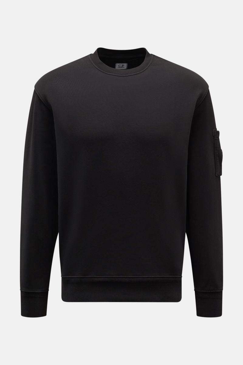 Schwarzes C.P. Company Sweatshirt, frontale Aufnahme, Rundhalsausschnitt, Tasche am linken Oberarm mit Linsen-Detail, Baumwolle, Regular Fit.