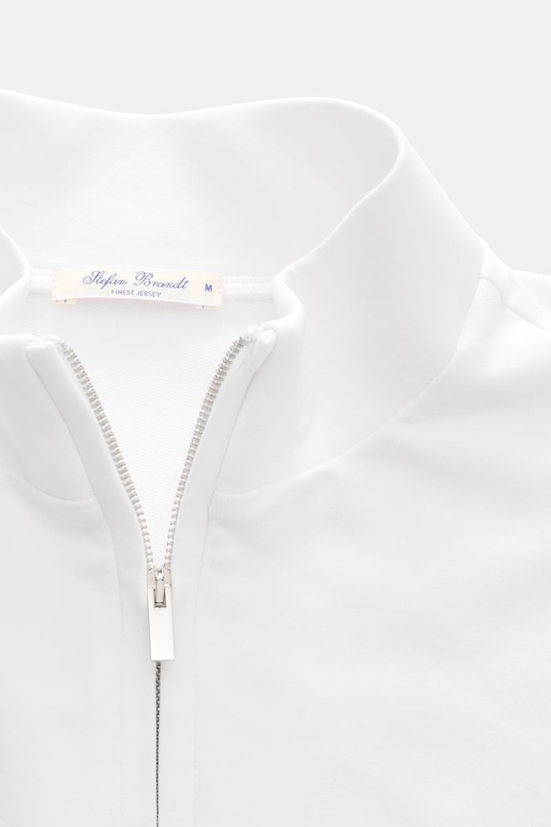 Close-up front view of the Stefan Brandt Sweat-Troyer 'Joar' weiß, showing the white high collar with a silver zipper and smooth fabric texture. Luxus, den man spürt: Selbst ein Basic wie der Sweat-Troyer 'Joar' wird bei 